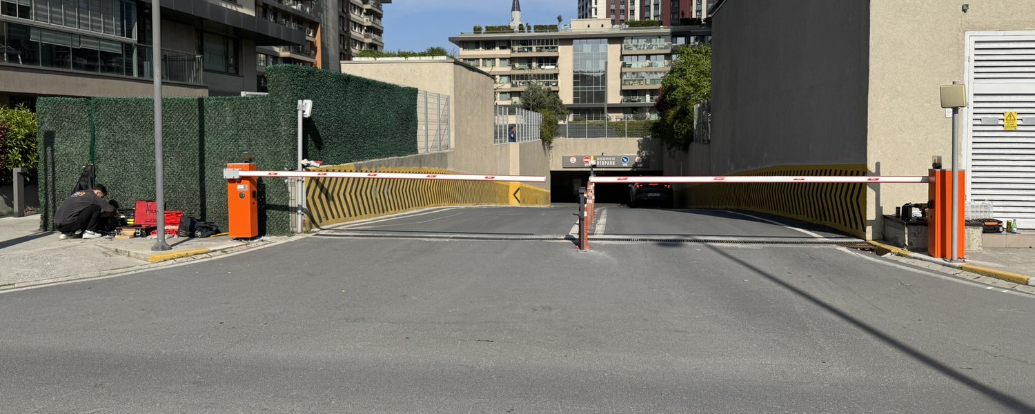 Otopark girişinde kollu bariyer kurulum çalışması