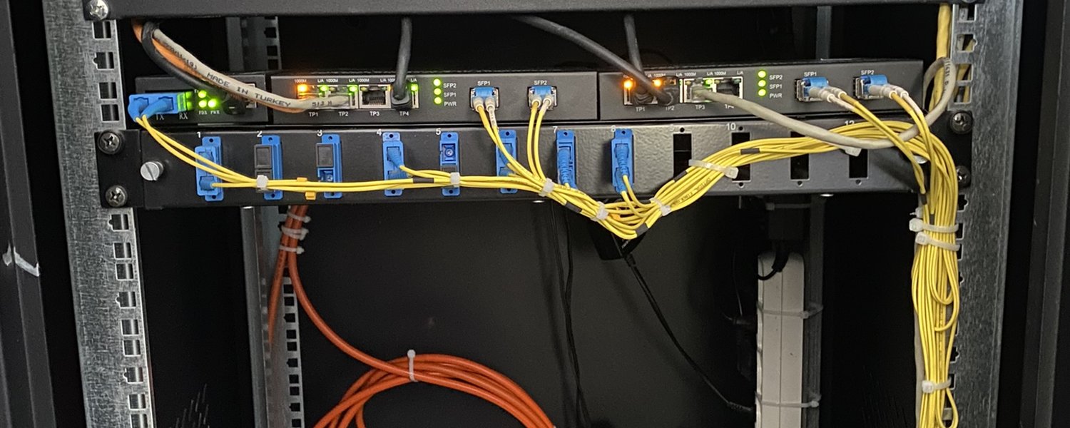 Sistem odası: kayıt cihazları, switch ve fiber sonlandırma