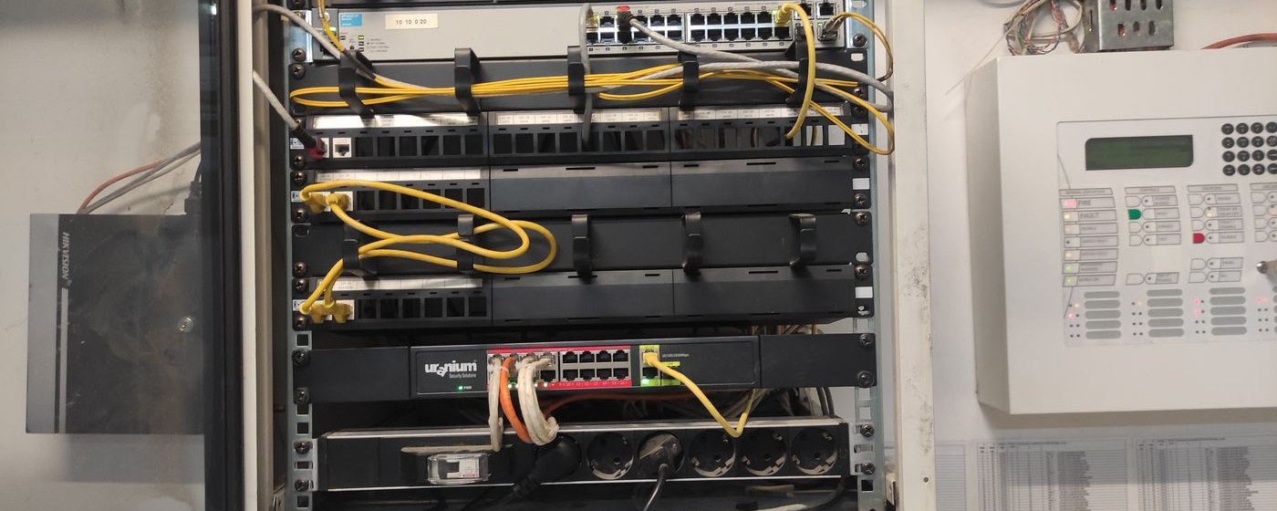 Proje sistem odasında rack kabini: switch, patch panel ve yangın algılama paneli
