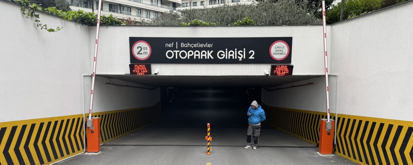 Konut sitesi otopark girişinde çift kollu bariyer ve plaka tanıma sistemi
