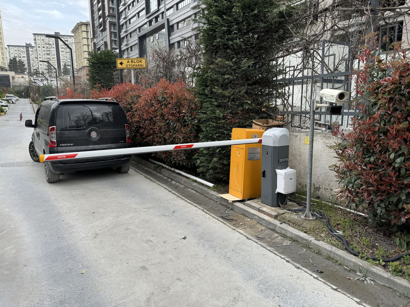 Kurulumu tamamlanan otopark bariyeri