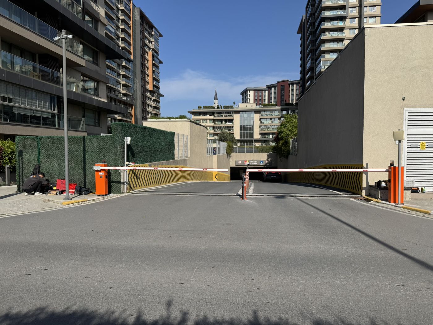 Topkapı İnistanbul — Site girişinde kollu otopark bariyeri