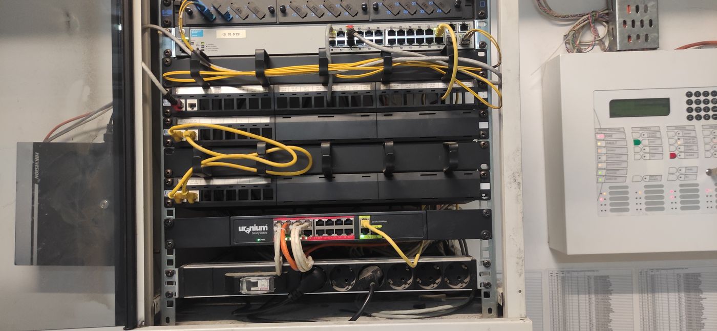 İstwest — IP kamera altyapısı: switch ve patch panel düzeni